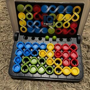 SmartGames IQ Twist single-player logic puzzle game